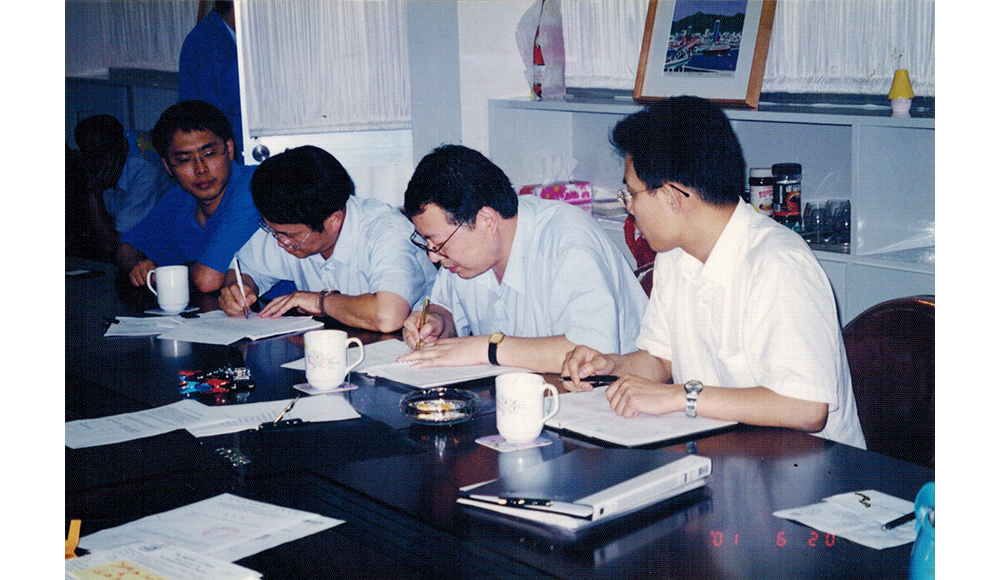 2001年6月，公司第一艘萬噸級船舶交船儀式