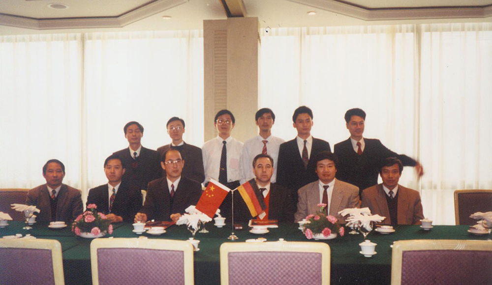 1993年12月，公司代理海螺水泥廠進口項目簽約儀式現(xiàn)場