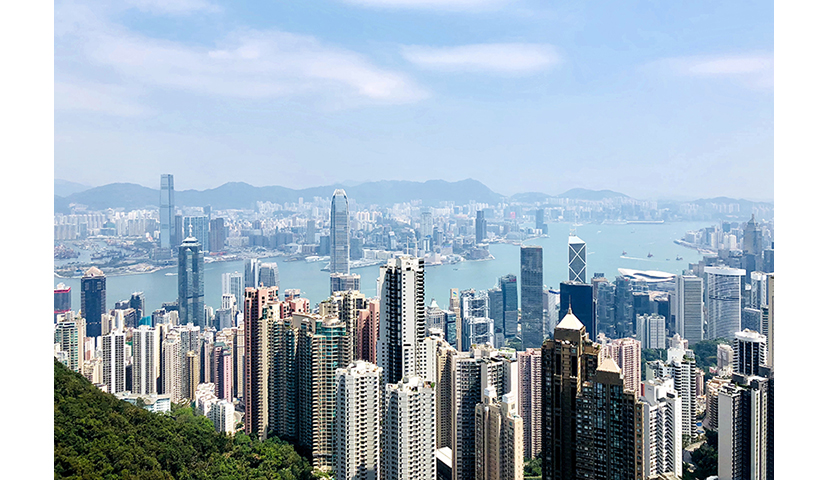 在太平山頂，香港全貌盡收眼底。