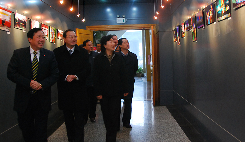 2011年2月，安徽省副省長花建慧（前排右一）蒞臨我司視察指導