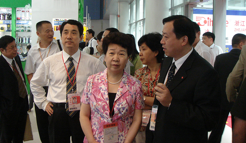 2006年10月，時任安徽省副省長文海英（前排中）視察我司展位